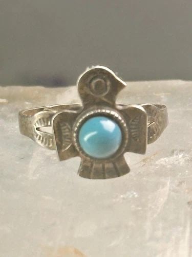 PHOENIX NAVAJO RING TURQUOISE SIZE 5.50 STERLING SILVER WOMEN GIRLS: PHOENIX NAVAJO RING TURQUOISE SIZE 5.50 STERLING SILVER WOMEN GIRLS Phoenix Navajo ring turquoise size 5.50 sterling silver women girls Size 5.50 Weight 1.8g Length 1/2" Width 3/8" Band in Back 1/8"