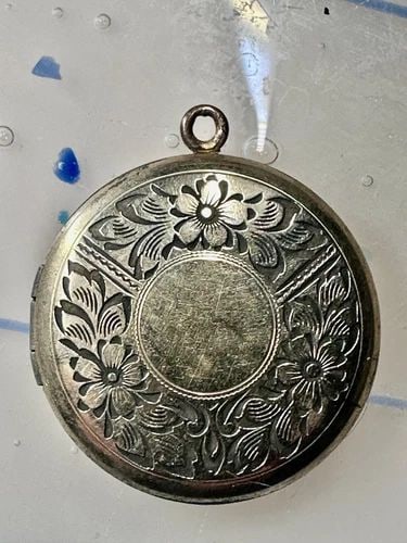 VINTAGE ROUND PHOTO LOCKET FLORAL WOMEN PENDANT SIGNED 1/20 12K GF LAROCO (1 of 2)
