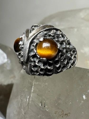 OWL RING TIGER EYE MEXICO TAXCO SIZE 8.75 STERLING SILVER WOMEN: OWL RING TIGER EYE SIZE 8.75 STERLING SILVER WOMEN Owl ring tiger eye size 7 sterling silver women Size 7 Between a size 7 and a size 7.25 Weight. 11.9g Width. 1" Thinnest pat of band 1/8"