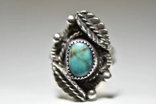 NAVAJO RING TURQUOISE LONG PINKY STERLING SILVER WOMEN GIRLS: NAVAJO RING TURQUOISE LONG PINKY STERLING SILVER WOMEN GIRLS Navajo ring turquoise long pinky sterling silver women girls Size 6 Weight 6.3g Length of the front of ring 1 . 1/8" Width of the front of 