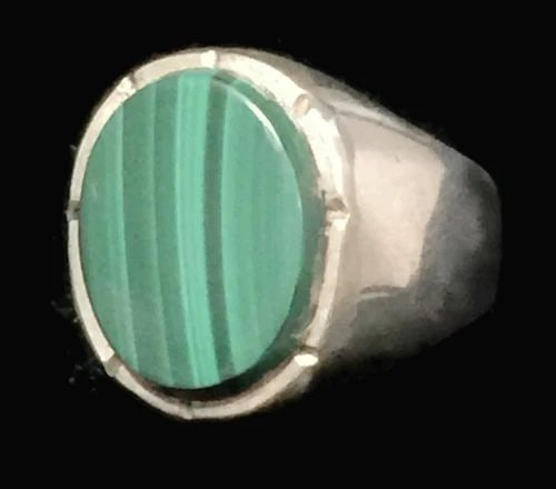 MALACHITE RING SOUTHWEST VINTAGE STERLING SILVER TRIBAL RING SIZE 9.50 MEN: MALACHITE RING SOUTHWEST VINTAGE STERLING SILVER TRIBAL RING SIZE 9.50 MEN Malachite Ring Vintage Sterling Silver Southwestern Size 9.50 Weight 13.8g Widest Part of Band 3/4" Thinnest Part of Band 1/8
