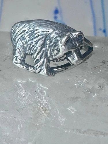 BEAR RING VINTAGE BAND STERLING SILVER SIZE 7.50 WOMEN GIRL: BEAR RING VINTAGE BAND STERLING SILVER SIZE 7.50 WOMEN GIRL Bear ring vintage band sterling silver size 7.50 women girls Size 7.5 Between a size 7.50 and a size 7.75 Weight 6.1g Length 1/2" Width 3/4"