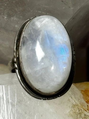 MOONSTONE RING SIZE 5.50 SOUTHWEST STERLING SILVER WOMEN: MOONSTONE RING SIZE 5.50 SOUTHWEST STERLING SILVER WOMEN Moonstone ring size 5.50 sterling silver women Size 5.50 Weight 7.1g Length. 7/8" Width 1/2" Thinnest part of band 1/8"