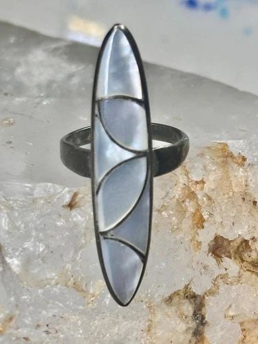 NAVAJO LONG RING MOP SIZE 6 STERLING SILVER WOMEN GIRLS: NAVAJO LONG RING MOP SIZE 6 STERLING SILVER WOMEN GIRLS Zuni long ring MOP size 6 sterling silver women girls Size 6 Weight 4.4g Length. 1 5/8" Width 3/8" Thinnest part of band in back. 1/8"