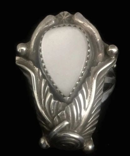 VINTAGE MOTHER OF PEARL MOP STERLING SILVER SOUTHWEST TRIBAL RING SIZE 7.7 7.3G: VINTAGE MOTHER OF PEARL MOP STERLING SILVER SOUTHWEST TRIBAL RING SIZE 7.7 7.3G Vintage Long Mother of Pearl MOP Teardrop Handmade Ring Sterling Silver Southwest Ring Size 7.75 Weight 9.7g Length 1 1/