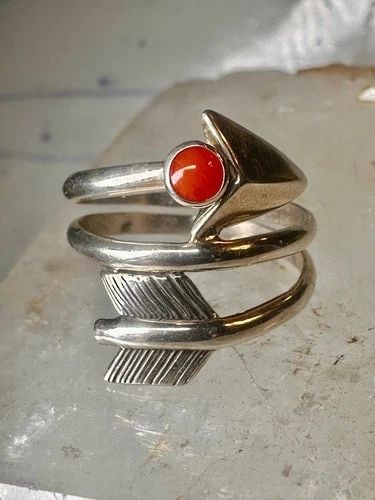 ARROW RING CORAL BAND SIZE 8 SOUTHWEST WRAPS AROUND STERLING SILVER: ARROW RING CORAL BAND SIZE 8 SOUTHWEST WRAPS AROUND STERLING SILVER Arrow ring coral band size 8 southwest wraps around sterling silver Size 8 Weight 4.9g Band Width 3/4" Thinnest part of band in the 