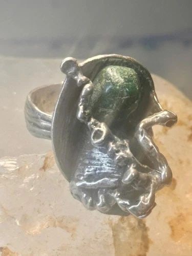 VINTAGE LONG BRUTALIST RING GREEN STONE HEAVY BAND SIZE 6.2 STERLING SILVER WOME: VINTAGE LONG BRUTALIST RING GREEN STONE HEAVY BAND SIZE 6.2 STERLING SILVER WOME Vintage long brutalist ring green stones heavy band size 6.25 Sterling silver women Size 6.25 Weight 19.2g Length. 1 5/