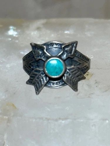 TURQUOISE RING CROSSED ARROWS SIZE 2.50 STERLING SILVER WOMEN: TURQUOISE RING CROSSED ARROWS SIZE 2.50 STERLING SILVER WOMEN Turquoise ring crossed arrows size 2.50 sterling silver women Size 2.50 Lots of patina if you want the ring polished do let me know as I w
