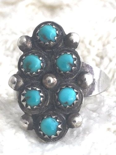 ZUNI RING SIZE 6.50 TURQUOISE TRIBAL PETITE POINT WOMEN GIRLS: ZUNI RING SIZE 6.50 TURQUOISE TRIBAL PETITE POINT WOMEN GIRLS Zuni ring size 6.50 Turquoise Tribal Petite Point women girls Size 6.5 Weight 4.8g Length 15/16" Width 1/2" Free First Class shipping and 