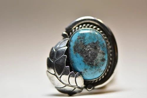 TURQUOISE RING LEAF STERLING SILVER WOMEN GIRLS: TURQUOISE RING LEAF STERLING SILVER WOMEN GIRLS Turquoise ring leaf sterling silver women girls Size 4.75 Weight 9.8g Length of the front of the ring 1. 1/4" Width of the front of the ring 1. 1/8" Ban
