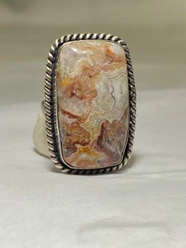 AGATE RING STERLING SILVER ROPE DESIGN SIZE 6: AGATE RING STERLING SILVER ROPE DESIGN SIZE 6 Agate ring Sterling Silver Rope Design Size 6 Weight 11.4g Length 1 1/4" Width 3/4" Thinnest part of the band 5/32"