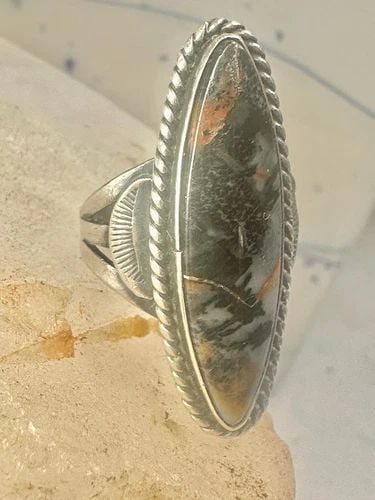 LONG AGATE RING NAVAJO SIZE 5 STERLING SILVER PINKY WOMEN GIRLS: LONG AGATE RING NAVAJO SIZE 5 STERLING SILVER PINKY WOMEN GIRLS Long agate ring Navajo size 5 sterling silver women girls Size 5 Weight. 6.8g Length 1 3/8" Widest part 1/2" Thinnest part of band 5/32"