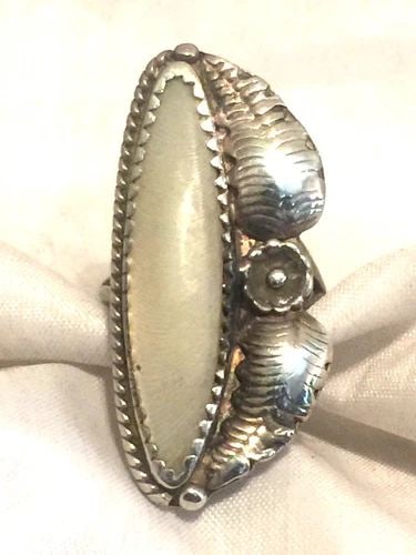 VINTAGE STERLING SILVER SOUTHWEST TRIBAL RING LONG MOP LEAVES SIZE 5.5 5.6G: VINTAGE STERLING SILVER SOUTHWEST TRIBAL RING LONG MOP LEAVES SIZE 5.5 5.6G Vintage Sterling Silver Southwest Tribal Ring LONG MOP Leaves Size 5.5 5.6g Blossom Size 5.5 Weight 5.6g Length 1 3/8" Width
