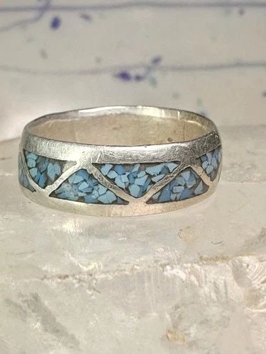 ZUNI RING WEDDING BAND TURQUOISE CHIPS SIZE 9 STERLING SILVER WOMEN MEN: ZUNI RING WEDDING BAND TURQUOISE CHIPS SIZE 9 STERLING SILVER WOMEN MEN Zuni ring wedding band turquoise chips size 9 sterling silver women men Size 9 Weight 3.9g Width 1/4"