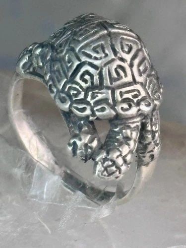 TURTLE RING TORTOISE BAND SIZE 5.25 STERLING SILVER WOMEN GIRLS: TURTLE RING TORTOISE BAND SIZE 5.25 STERLING SILVER WOMEN GIRLS Turtle ring tortoise band size 5.25 sterling silver women girls Size 5.25 Weight 4g Length 7/8" Width 1/2" Thinnest part of band 1/8"