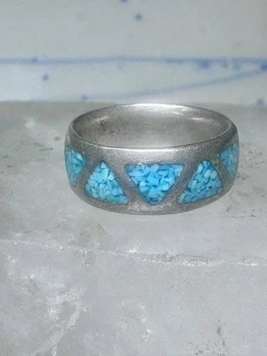 ZUNI RING WEDDING BAND STERLING SILVER TURQUOISE CHIPS SIZE 6.75 MEN WOMEN: ZUNI RING WEDDING BAND STERLING SILVER TURQUOISE CHIPS SIZE 6.75 MEN WOMEN Zuni ring wedding band sterling silver turquoise chips size 6.75 men women Size 6.75 Weight 1.6g Width 3/16"