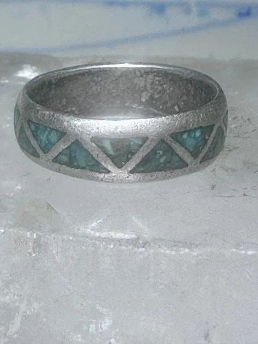 ZUNI RING WEDDING BAND STERLING SILVER TURQUOISE CHIPS SIZE 6 MEN WOMEN: ZUNI RING WEDDING BAND STERLING SILVER TURQUOISE CHIPS SIZE 6 MEN WOMEN Zuni ring wedding band sterling silver turquoise chips size 6 men women Size 6 Between a size 6 and a sie 6.25 Weight 2.8g Width
