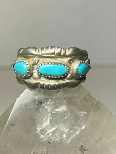 TURQUOISE RING SOUTHWEST BAND PINKY ZUNI STERLING SILVER WOMEN GIRLS: TURQUOISE RING SOUTHWEST BAND PINKY ZUNI STERLING SILVER WOMEN GIRLS Turquoise ring southwest band pinky Navajo sterling silver women girls Size 5 Between a size 5 and a size 5.25 Weight 5.8g Widest p