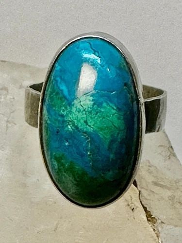 AZURITE? RING OR TURQUOISE ? SIZE 9.75 STERLING SILVER WOMEN: AZURITE? RING OR TURQUOISE ? SIZE 9.75 STERLING SILVER WOMEN Azurite? or Turquoise ? ring size 9.75 Navajo sterling silver women Signed LM Size 9.75 Between a size 9.75 and a size 10 Weight 8.7g Lengt