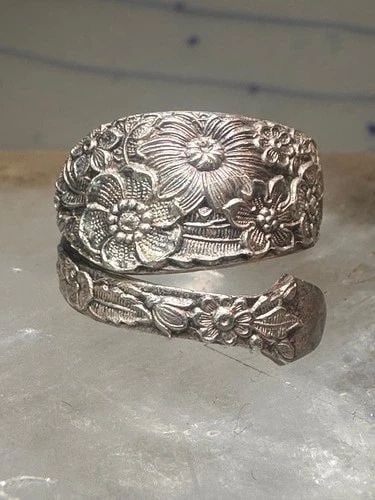 FLORAL SPOON RING RING FLOWER BAND SIZE 4.75 STERLING SILVER SIGNED ALVIN: FLORAL SPOON RING RING FLOWER BAND SIZE 4.75 STERLING SILVER SIGNED ALVIN Floral spoon ring ring flower band Size 4.75 sterling silver signed Alvin Size 4.75 Adjustable to about a size 9 at least Weig