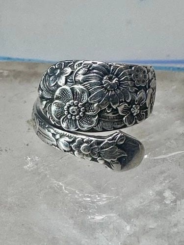 FLORAL SPOON RING FLOWERS BAND SIZE 5.50 STERLING SILVER WOMEN GIRLS: FLORAL SPOON RING FLOWERS BAND SIZE 5.50 STERLING SILVER WOMEN GIRLS Floral Spoon ring flowers band size 5.50 sterling silver women girls Size 5.50 Weight 9g Length 3/4" Thinnest part of band 1/8"