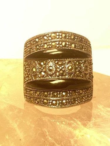 CIGAR BAND SIZE 7.50 MARCASITES ART DECO STERLING SILVER WOMEN GIRLS: CIGAR BAND SIZE 7.50 MARCASITES ART DECO STERLING SILVER WOMEN GIRLS Cigar band marcasites art deco sterling silver women girls Size 7.50 Between a size 7.50 and a size 7.75 Weight 10.1g Widest part 1