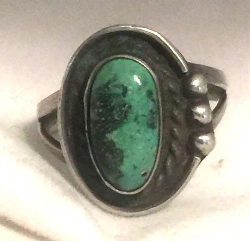 VINTAGE STERLING SILVER SOUTHWEST TRIBAL TURQUOISE RING SIZE 5.75 3.4G: VINTAGE STERLING SILVER SOUTHWEST TRIBAL TURQUOISE RING SIZE 5.75 3.4G Vintage Sterling Silver Southwest Tribal Turquoise Ring Size 5.75 Weight 3.4g Length 5/8" Width 1/2" Free First Class shipping an