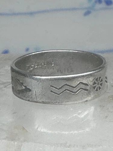 BELL TRADING CO RING SIZE 6.75 CROSSED ARROWS BAND SOUTHWESTERN STERLING SILVER: Bell trading Co ring size 6.75 crossed arrows band southwestern sterling silver women Size 6.75 Between a size 6.75 and a size 7 Weight 3.1g Width. 1/4"