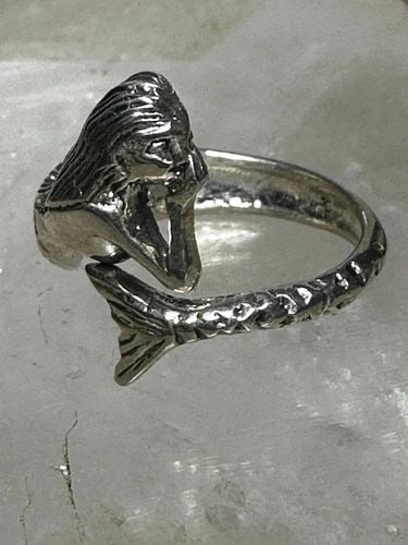 MERMAID RING SIZE 6.75 FIGURATIVE BAND STERLING SILVER WOMEN GIRLS: MERMAID RING SIZE 6.75 FIGURATIVE BAND STERLING SILVER WOMEN GIRLS Mermaid ring size 6.75 figurative band sterling silver women Size 6.75 slightly adjustable 6 to 8 or so Weight. 4.2g Width. 3/16" Thi