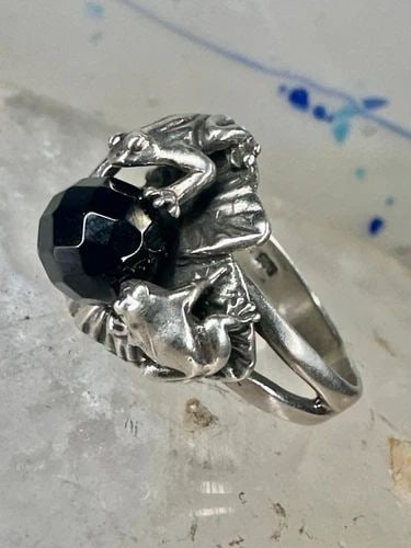 FROG RING FROGS HOLDING BLACK FACETED CRYSTAL OR CZ ON LILY PAD SIZE 6.7 STERLIN: FROG RING FROGS HOLDING BLACK FACETED CRYSTAL OR CZ ON LILY PAD SIZE 6.7 STERLIN Frog ring frogs holding black faceted crystal or CZ on lily pad size 6.7 sterling silver women Size 6.75 Weight 6.4g Le
