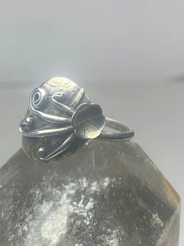 FEATHER RING SIZE 8.75 SQUASH BLOSSOM BAND SOUTHWEST STERLING SILVER WOMEN: FEATHER RING SIZE 8.75 SQUASH BLOSSOM BAND SOUTHWEST STERLING SILVER WOMEN Feather ring squash blossom band southwest sterling silver women Size 8.75 Weight 3.3g Widest part of band 5/8" Band Width 1/