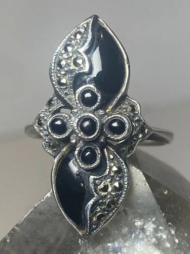 LONG ONYX RING SIZE 7.50 MARCASITES ART DECO FLORAL STERLING SILVER WOMEN: LONG ONYX RING SIZE 7.50 MARCASITES ART DECO FLORAL STERLING SILVER WOMEN Long onyx ring marcasites Art Deco floral sterling silver women Size 7.50 Weight 6.4g Length 1 1/8" Width 1/2" Thinnest 1/8"