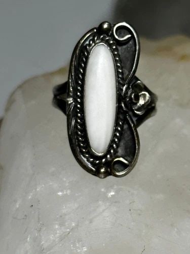 NAVAJO RING LONG MOTHER OF PEARL SIZE 6 STERLING SILVER WOMEN: NAVAJO RING LONG MOTHER OF PEARL SIZE 6 STERLING SILVER WOMEN Navajo ring long mother of pearl size 6 sterling silver women Size 6 Weight 5.6g Length 1" Width 1/2" Thinnest part of band 3/16"