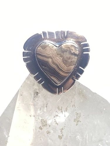 HEART RING SIZE 6.50 SOUTHWEST JASPER STERLING WOMEN GIRLS: HEART RING SIZE 6.50 SOUTHWEST JASPER STERLING WOMEN GIRLS Heart ring southwest jasper or agate ? sterling women girls Size 6.50 Weight 6.5g Length 7/8" Width 7/8" Thinnest part 3/8"