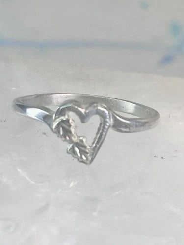 BLACK HILLS GOLD RING HEART LOVE BAND VALENTINE LEAVES SIZE 5.75 STERLING SILVER: BLACK HILLS GOLD RING HEART LOVE BAND VALENTINE LEAVES SIZE 5.75 STERLING SILVER Black Hills Gold ring heart love band Valentine leaves size 5.75 sterling silver women Size 5.75 Weight. 1.5g Length 5/