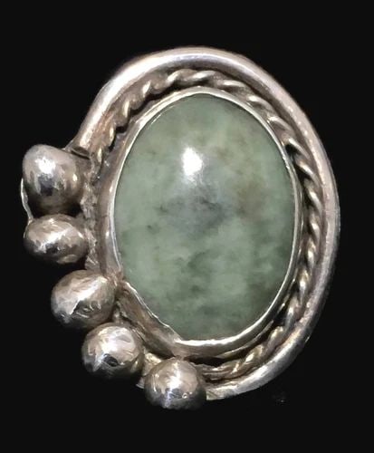 VINTAGE STERLING SILVER SOUTHWEST TRIBAL GREENISH AGATE RING SIZE 6.75 9.1G: VINTAGE STERLING SILVER SOUTHWEST TRIBAL GREENISH AGATE RING SIZE 6.75 9.1G Vintage Sterling Silver Southwest Tribal Greenish Agate Ring Rope & Ball Detailing for Setting Size 6.75 Weight 9.1g Length 