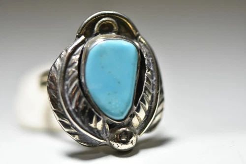 TURQUOISE RING NAVAJO SOUTHWEST FEATHERS GIRLS WOMEN STERLING SILVER: TURQUOISE RING NAVAJO SOUTHWEST FEATHERS GIRLS WOMEN STERLING SILVER Turquoise Ring Navajo southwest feathers girls women sterling silver Size 8.25 Between a Size 8.25 and a size 8.50 Weight 5.8g Leng