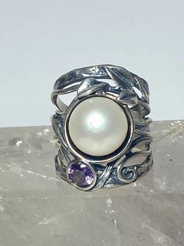 CIGAR BAND SIZE 6.50 FLORAL RING PEARL STERLING SILVER DIDAE WOMEN: CIGAR BAND SIZE 6.50 FLORAL RING PEARL STERLING SILVER DIDAE WOMEN Cigar band floral ring pearl sterling silver Didae women made in Israel Didae Size. 6.50 Weight 9.5g Length. 1" Width 1/4" Narrowest 