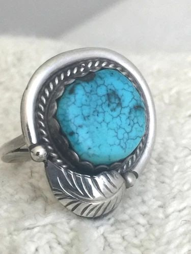 NAVAJO RING SIZE 7 TURQUOISE LEAVES STERLING SILVER WOMEN: NAVAJO RING SIZE 7 TURQUOISE LEAVES STERLING SILVER WOMEN Navajo ring size 7 turquoise leaves sterling silver women Size 7 Weight 5.4g Length 1" Width 3/4"