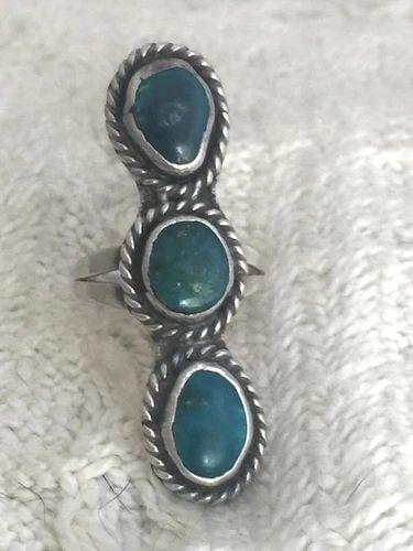 VINTAGE STERLING SILVER SOUTHWEST TRIBAL RING LONG TURQUOISE SIZE 6.25 6.2G: VINTAGE STERLING SILVER SOUTHWEST TRIBAL RING LONG TURQUOISE SIZE 6.25 6.2G Vintage Sterling Silver Southwest Tribal Ring Turquoise Size 6.25 Weight 6.2g Length 1 3/4" Width 1/2" Free First Class ship