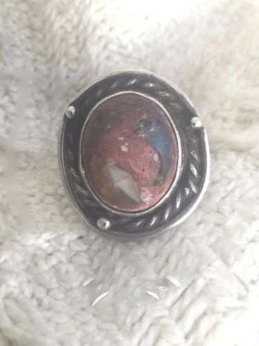 VINTAGE STERLING SILVER SOUTHWEST TRIBAL RING FIRE AGATE SIZE 8.75 4.7G: VINTAGE STERLING SILVER SOUTHWEST TRIBAL RING FIRE AGATE SIZE 8.75 4.7G Vintage Sterling Silver Ring Perhaps an agate or not Very Interesting formation- Looks like a conglomerate Size 8.75 Weight 4.7g