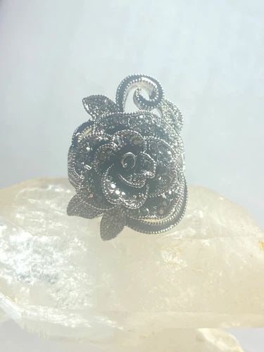 ROSE RING FLORAL BAND STERLING SILVER WOMEN: ROSE RING FLORAL BAND STERLING SILVER WOMEN Rose ring floral band sterling silver women Size 7.50 Between a size 7.50 and a size 7.75 Weight 9.3g Length 1 1/8" Width 3/4" thinnest part 1/8"
