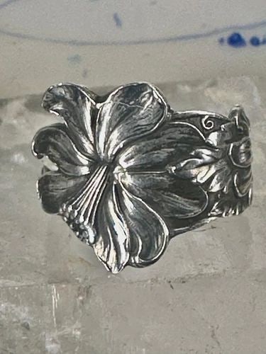 LILY SPOON RING FLORAL BAND SIZE 11 STERLING SILVER WOMEN MEN: LILY SPOON RING FLORAL BAND SIZE 11 STERLING SILVER WOMEN MEN Lily spoon ring floral band size 11 sterling silver women men Size 11 adjustable Weight. 6.9g Width. 7/8" Thinnest part of band 5/32"