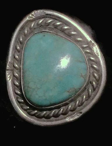VINTAGE STERLING SILVER SOUTHWEST TRIBAL RING TURQUOISE SIZE 5.25 5.8G: VINTAGE STERLING SILVER SOUTHWEST TRIBAL RING TURQUOISE SIZE 5.25 5.8G Navajo ring turquoise Sterling Silver = Tribal Turquoise Ring Size 5.25 Weight 5.8g Length 1" Width 3/4" Rings are Delivered in a