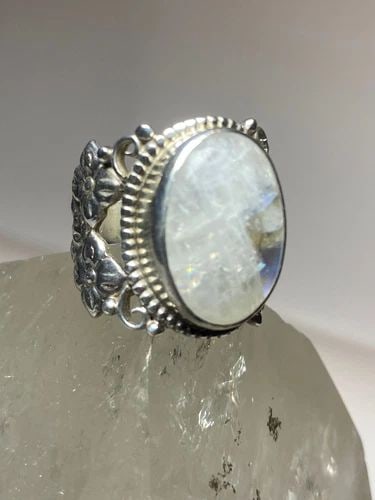 MOONSTONE RING STERLING SILVER BOHO WOMEN GIRLS: MOONSTONE RING STERLING SILVER BOHO WOMEN GIRLS Moonstone ring sterling silver boho women girls Size 5.75 Between a size 5.75 and a size 6 Weight 8.6g Length. 7/8" Width. 1/2" Thinnest part of band 3/