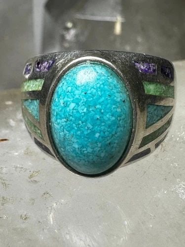 TURQUOISE CHIPS RING SIGNED CCO COLEMAN SIZE 9.75 STERLING SILVER: TURQUOISE CHIPS RING SIGNED CCO COLEMAN SIZE 9.75 STERLING SILVER Turquoise chips ring signed CCO Coleman Size 9.50 Sterling Silver Size 9.75 Weight 15g Length. 5/8" Width 3/8" Back on the band 3/16"