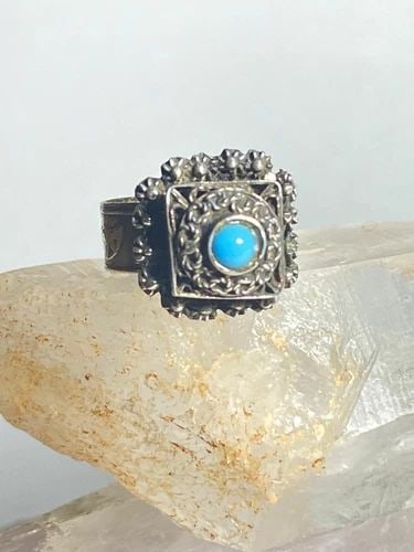 POISON RING FLORAL BAND STERLING SILVER WOMEN: POISON RING FLORAL BAND STERLING SILVER WOMEN Poison ring floral band sterling silver women Size 5 adjustable Weight 4.8g Length. 1/2" Width 1/2" Band in Back 3/16"
