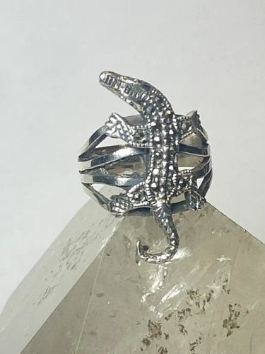 LIZARD RING MARCASITES STERLING SILVER WOMEN GIRLS: LIZARD RING MARCASITES STERLING SILVER WOMEN GIRLS Lizard ring marcasites sterling silver women girls Size 6.75 Weight 6g Length 1. 1/4" Width 5/8" Thinnest back of band 3/16"