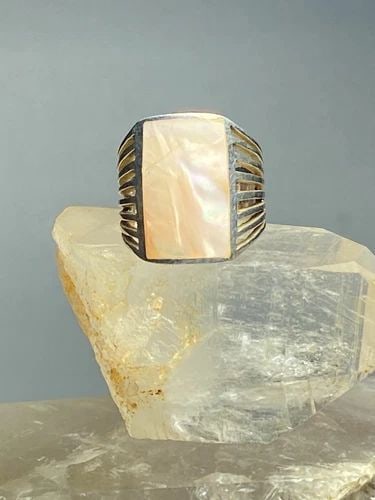 MOTHER OF PEARL RING SOUTHWEST LONG STERLING SILVER WOMEN: MOTHER OF PEARL RING SOUTHWEST LONG STERLING SILVER WOMEN Mother of Pearl ring southwest long sterling silver women Size 6.50 Weight 7.4g Length. 3/4" Width. 7/16" Thinnest part of band 1/8"