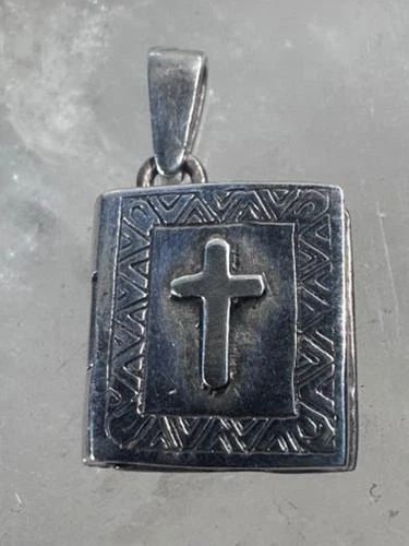 BOOK PHOTO LOCKET CHARM CROSS PENDANT STERLING SILVER WOMEN GIRLS: BOOK PHOTO LOCKET CHARM CROSS PENDANT STERLING SILVER WOMEN GIRLS Book PhotoLocket charm cross pendant sterling silver women girls Weight 4.1g Length 5/8" Width. 1/2" Mail. 1/4"